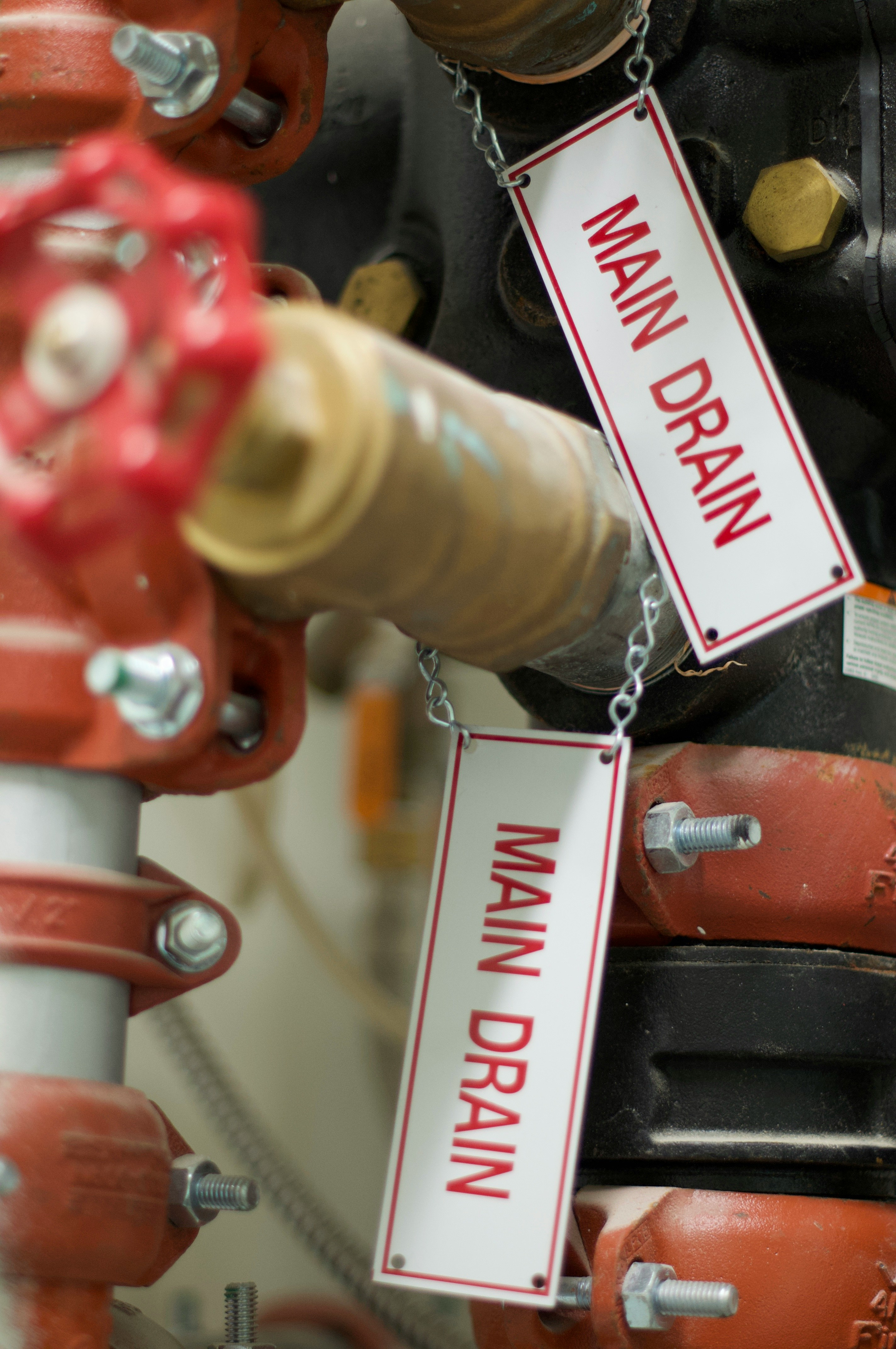 pipe with zoomed in sign stating main drain