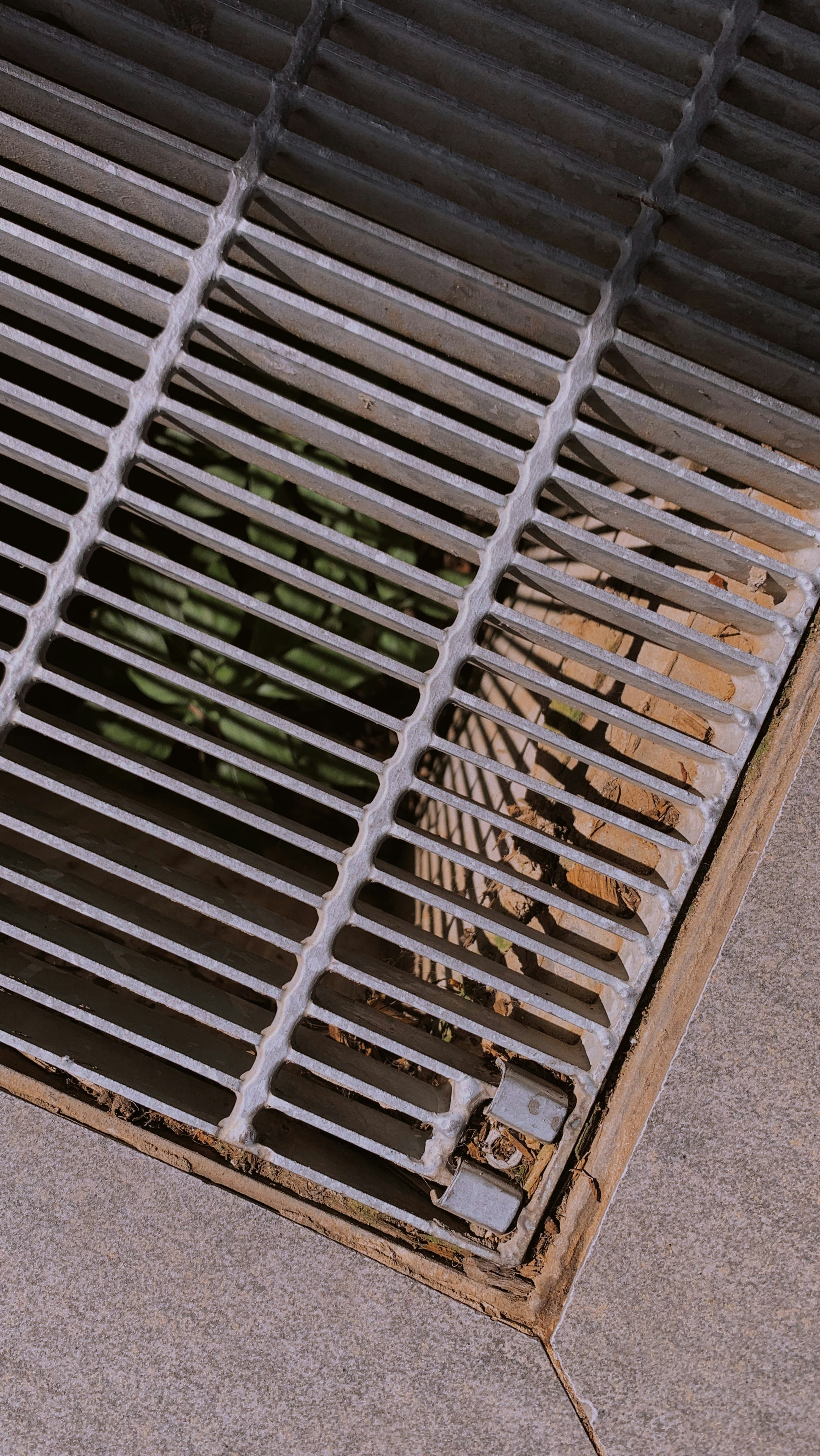 Zoomed in empty drain bars